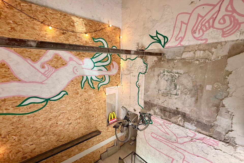 La décoration urbaine et des murs pas totalement rénovés font partie du concept de 