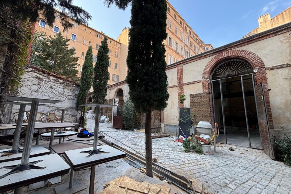 L'imposante terrasse extérieure.