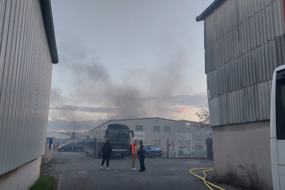 Le feu a pris au niveau du dépôt de la société Transdev, en entrée de ville au Havre. 