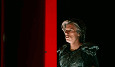 c'est quoi, ce film de monstres un peu gênant avec Orelsan en simili chevalier du zodiaque ?