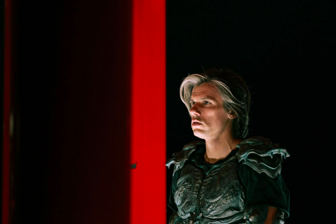 c'est quoi, ce film de monstres un peu gênant avec Orelsan en simili chevalier du zodiaque ?