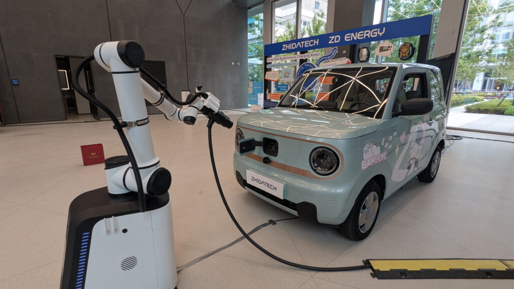 ZD Energy a présenté ses robots chargeurs chez Renault Group Shanghai // Source : Raphaelle Baut pour Numerama