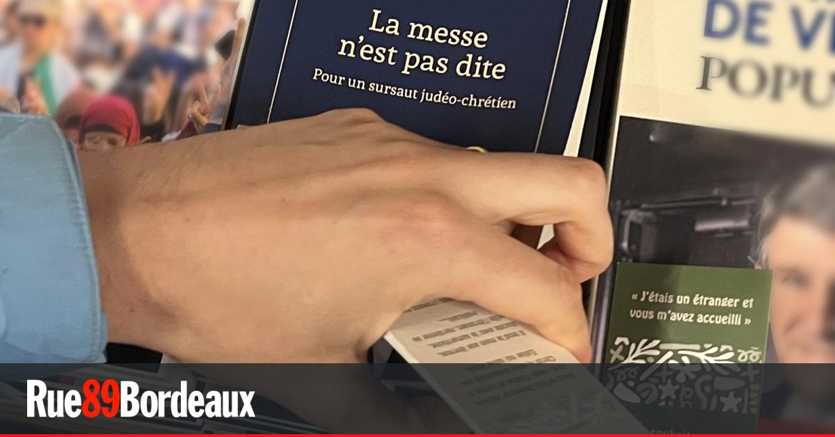 Des militants chrétiens glissent des marque-pages contre Éric Zemmour dans les librairies bordelaises
