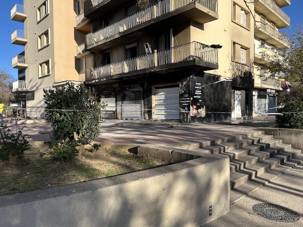 qui a mitraillé au fusil à pompe la porte d'un appartement à Saint-Martin ?