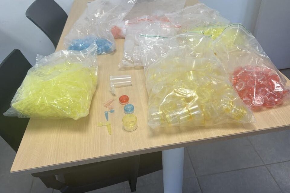 Des petits tubes et autres pochons utilisés pour vendre la drogue saisis 