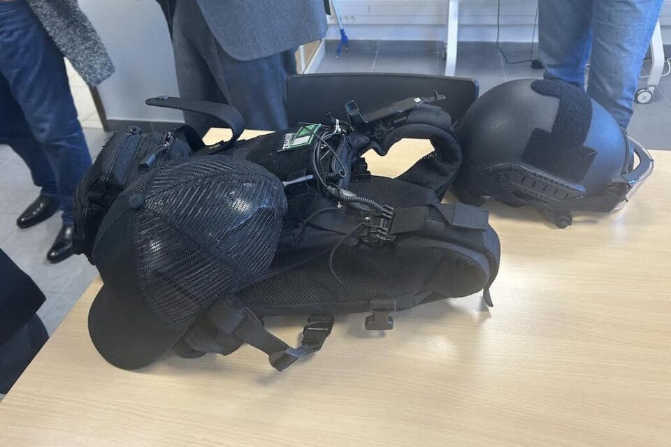 Un gilet pare-balles nouvelle génération de 5kg à porter, avec le c casque pour éviter des projectiles