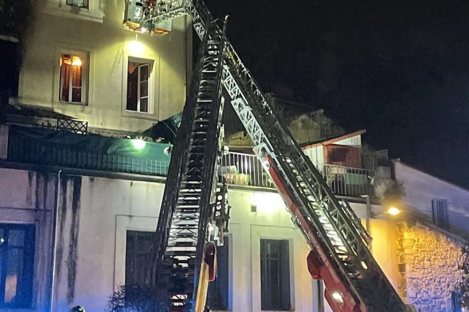 Deux grandes échelles pivotantes automatiques sont engagées ce dimanche soir