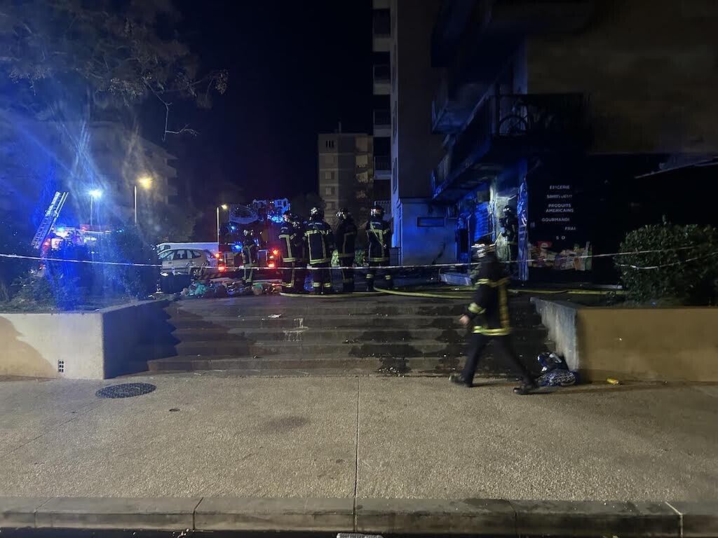 une épicerie de nuit incendiée, un jeune employé piégé est décédé
