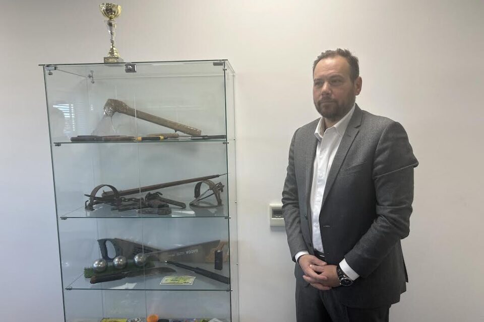 Le directeur général du GSRI Steve Lefebvre devant des produits et objets illicites saisis 