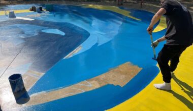 des courbes bleues et jaunes dans un parc, c'est quoi ?