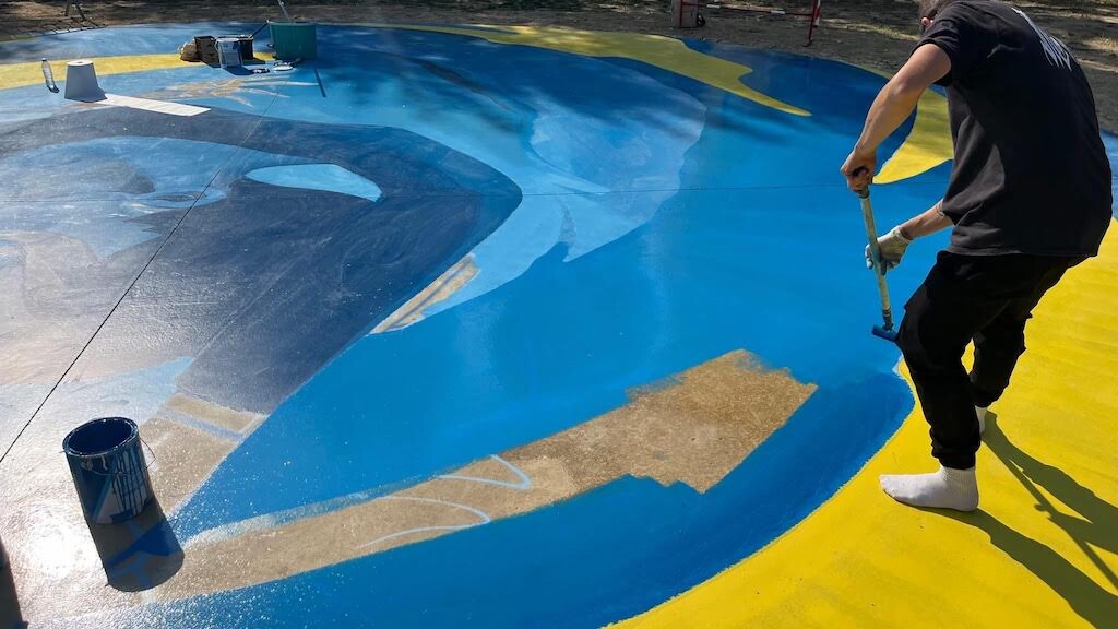 des courbes bleues et jaunes dans un parc, c'est quoi ?