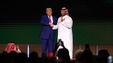Le président américain Donald Trump et le prince héritier saoudien Mohammed ben Salmane, le 13 mai 2025 à Riyad (Arabie saoudite). (FAYEZ NURELDINE / AFP)