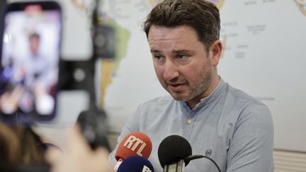 L'économiste français Gabriel Zucman, répond aux journalistes à l'issue d'un débat sur la taxation des très grandes fortunes, à Paris, le 1er octobre 2025. (STEPHANE DE SAKUTIN / AFP)
