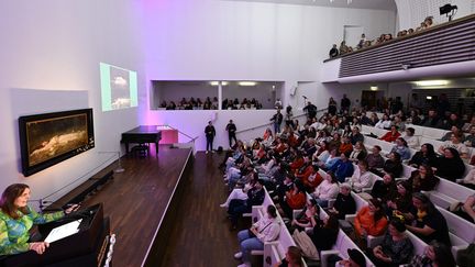 Les fans de la chanteuse et compositrice américaine Taylor Swift assistent à une conférence sur le tableau "Ophelia" de l'artiste allemand Friedrich Heyser lors d'une visite guidée au musée de Wiesbaden, en Allemagne, le 2 novembre 2025. (KIRILL KUDRYAVTSEV / AFP)