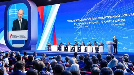Le président russe Vladimir Poutine prononce un discours lors d'un forum sportif international, à Samara, le 6 novembre 2025. (SERGEI KARPUKHIN / POOL)