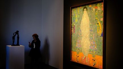 "Bildnis Elisabeth Lederer" de Gustav Klimt présenté lors de la vente aux enchères de Sotheby's à New York, le 8 novembre 2025. (CHARLY TRIBALLEAU / AFP)