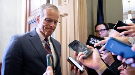 Le sénateur républicain John Thune s'adresse à la presse au Capitole, à Washington, le 10 novembre 2025, au 41e jour du plus long "shutdown" de l'histoire des Etats-Unis. (SAUL LOEB / AFP)