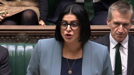 Devant le Parlement, à Londres, la ministre de l'Intérieur britannique, Shabana Mahmood, s'exprime sur un réforme du droit d'asile au Royaume-Uni, le 17 novembre 2025. (PRU)
