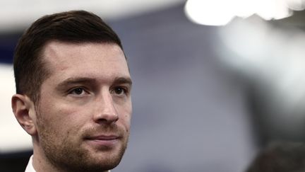 Jordan Bardella lors d'une visite au salon Milipol à Villepinte (Seine-Saint-Denis) le 19 novembre 2025. (THIBAUD MORITZ / AFP)