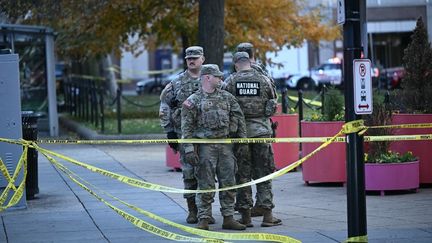 Des militaires de la garde nationale, le 26 novembre 2025 à Washington, aux Etats-Unis. (BRENDAN SMIALOWSKI / AFP)
