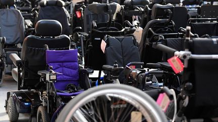 Des fauteuils roulants de seconde main dans les locaux de l'association Envie 35, à Rennes (Ile-et-Villaine), le 22 novembre 2019. (DAMIEN MEYER / AFP)