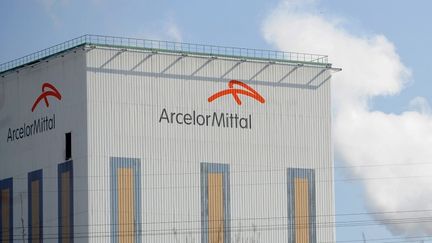Le logo d'ArcelorMittal sur un bâtiment à Florange, le 9 mars 2012, Thionville (Moselle). (JEAN-CHRISTOPHE VERHAEGEN / AFP)