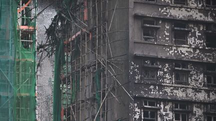 Un des bâtiments endommagés après l'incendie majeur qui a ravagé un complexe résidentiel à Hong Kong, le 28 novembre 2025. (PHILIP FONG / AFP)