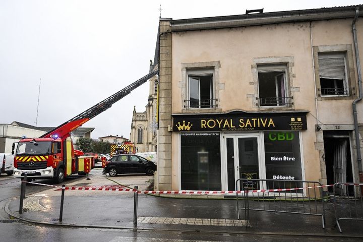 Des pompiers interviennent après un incendie qui a fait cinq morts et un blessé à Neuves-Maisons (Meurthe-et-Moselle), le 30 novembre 2025. (JEAN-CHRISTOPHE VERHAEGEN / AFP)