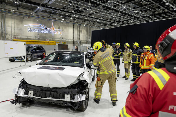 Mercedes forme les pompiers à la désincarcération sur ses modèles récents