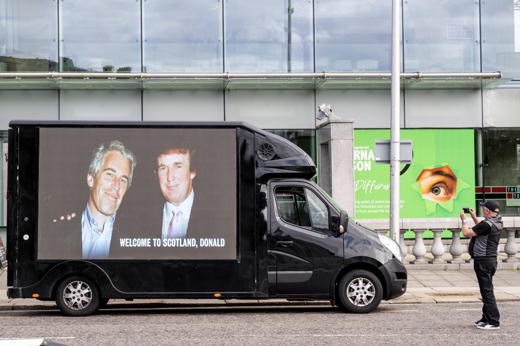 Affaire Epstein : un mail qui prouve que Donald Trump « savait pour les filles »