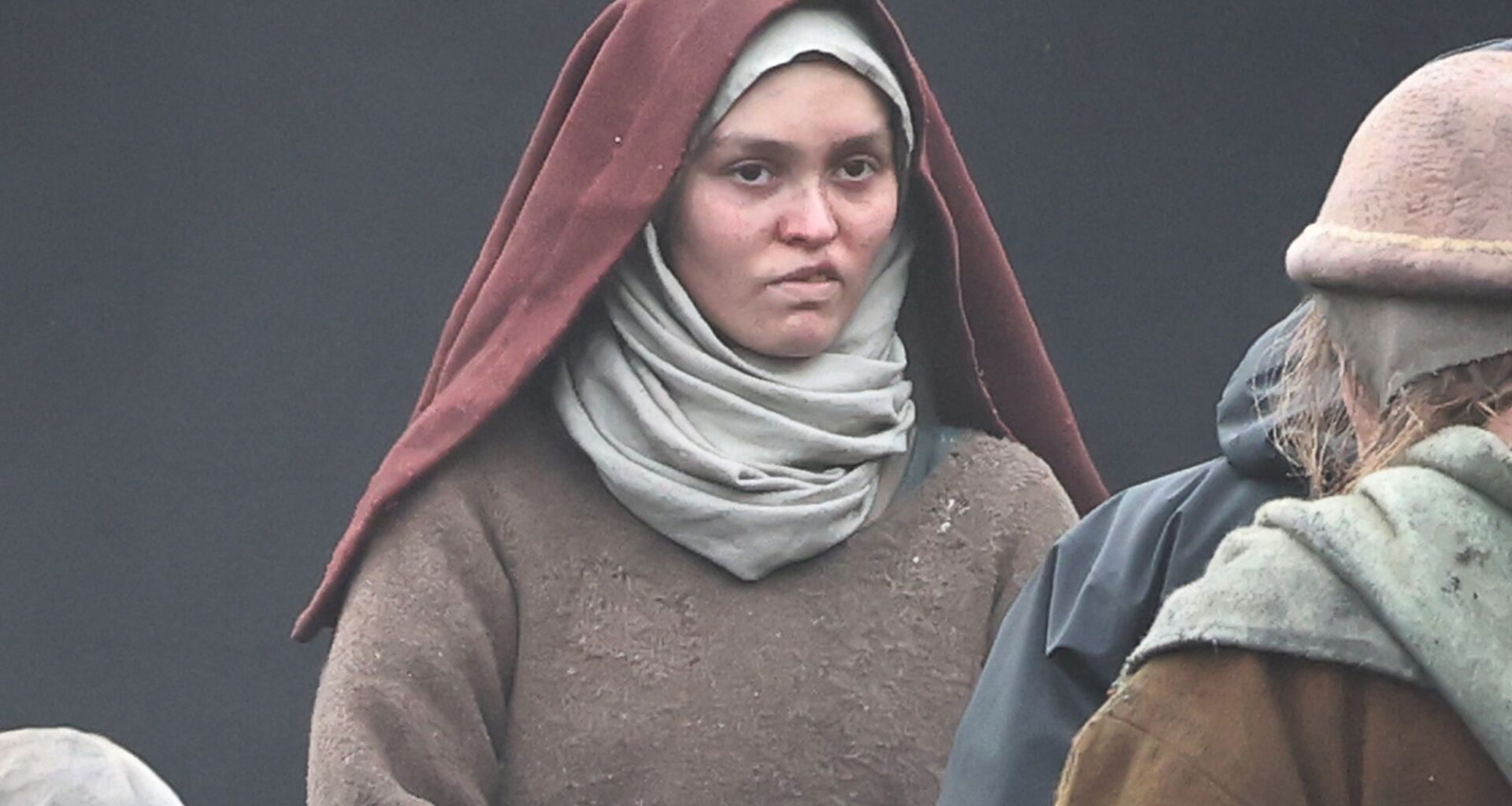 Bec de lièvre, bouche édentée, visage encrassé... Lily-Rose Depp métamorphosée pour un film d'horreur