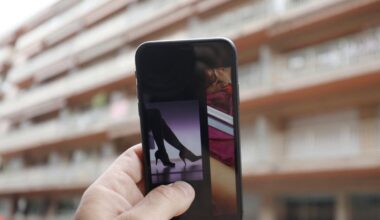 trois personnes en gardes à vue