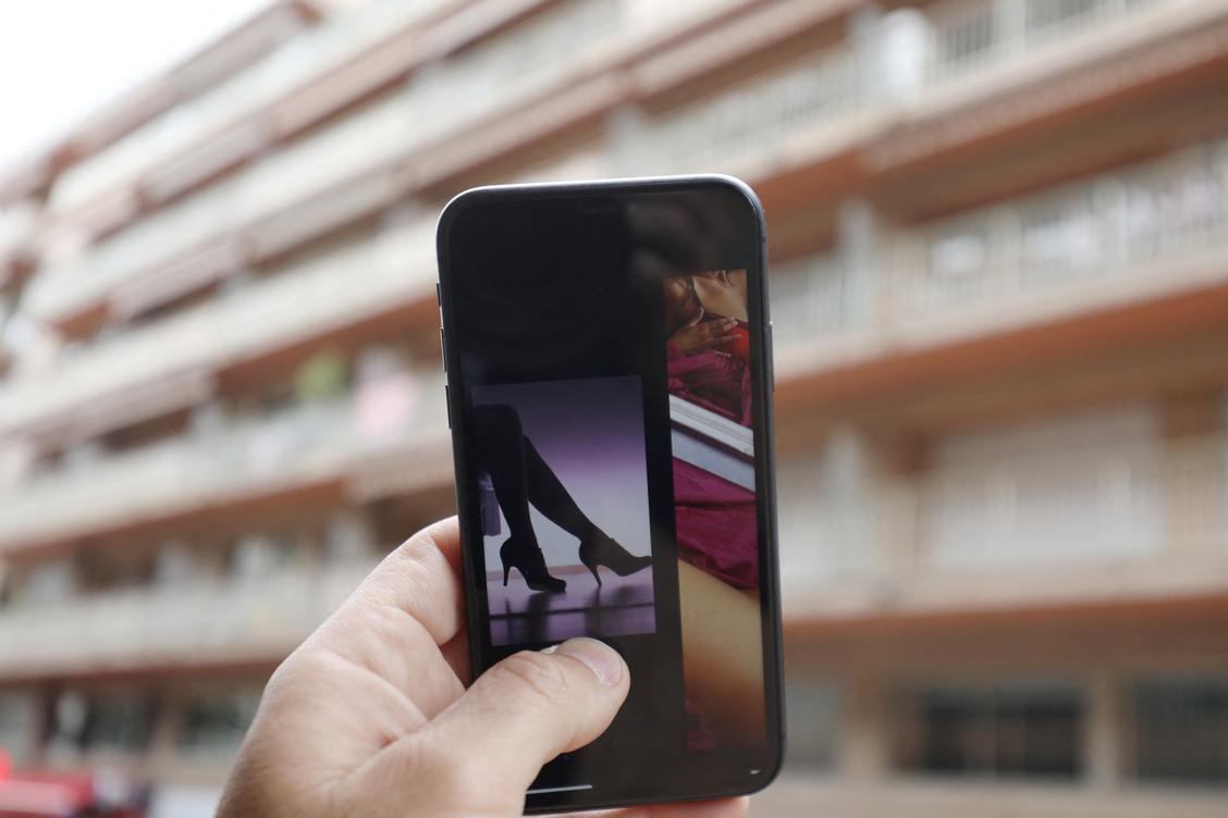 trois personnes en gardes à vue