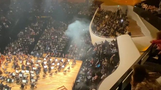 Capture d’écran d’une vidéo prise lors de la représentation de l’Orchestre philharmonique d’Israël, à la Philarmonie de Paris, jeudi 6 novembre 2025.