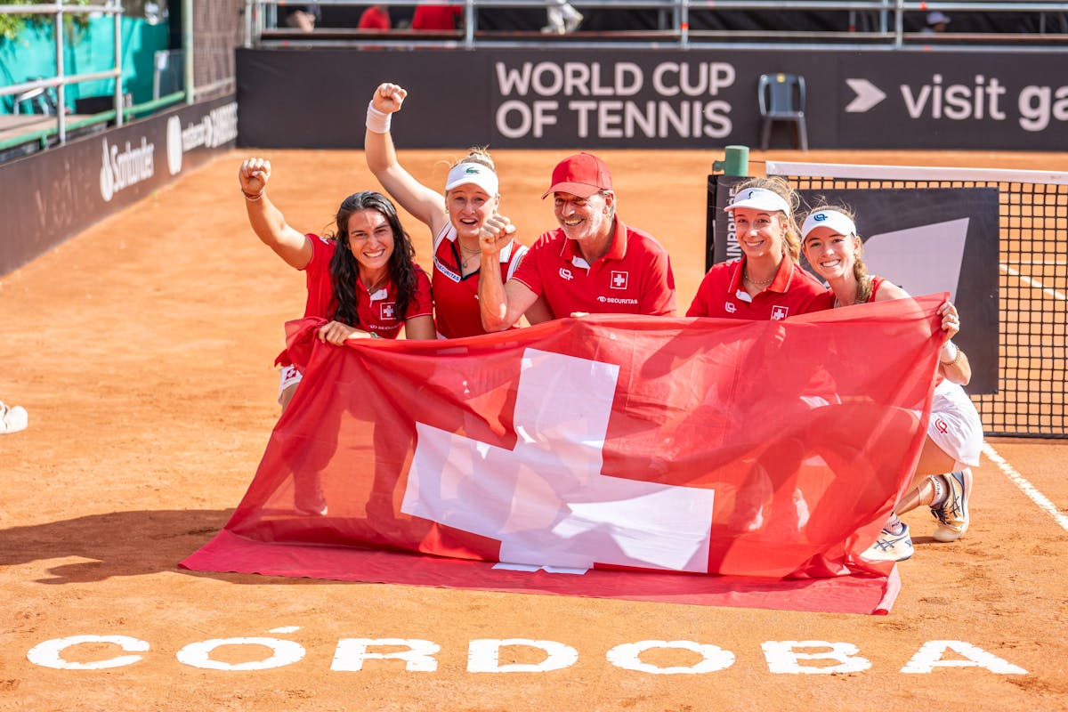 De gauche à droite, Susan Bandecchi, Céline Naef, le capitaine Heinz Günthardt, Valentina Ryser et Simona Waltert. De gauche à droite, Susan Bandecchi, Céline Naef, le capitaine Heinz Günthardt, Valentina Ryser et Simona Waltert.