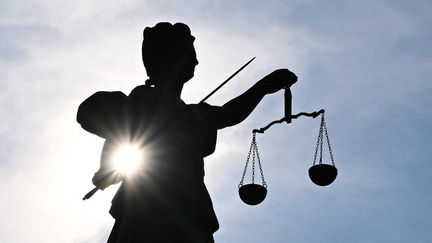 Une statue de Justitia, à Francfort, le 27 février 2024. (ARNE DEDERT / DPA)