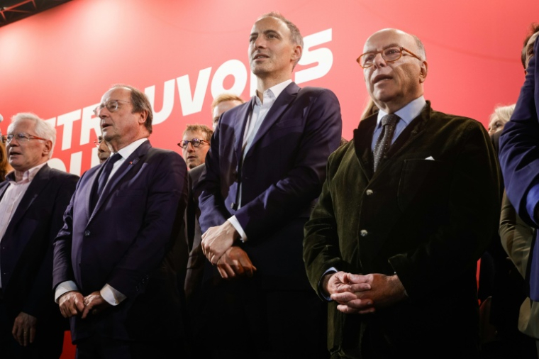 (De g à d) L'ancien président François Hollande, l'eurodéputé et leader de Place publique Raphaël Glucksmann et l'ex-Premier ministre Bernard Cazeneuve chantent La Marseillaise, à Pontoise (Val-d'Oise), le 16 novembre 2025 ( AFP / GEOFFROY VAN DER HASSELT )