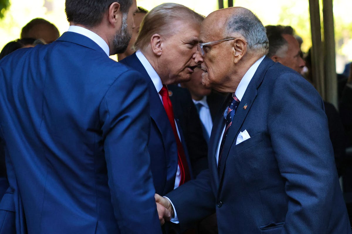 Sans surprise, Donald Trump a gracié Remy Giuliani qui avait tenté de lui faire gagner la présidentielle de 2020.