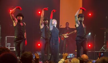 Sheila, show girl parfaite, célèbre ses 80 ans à Paris devant un public conquis