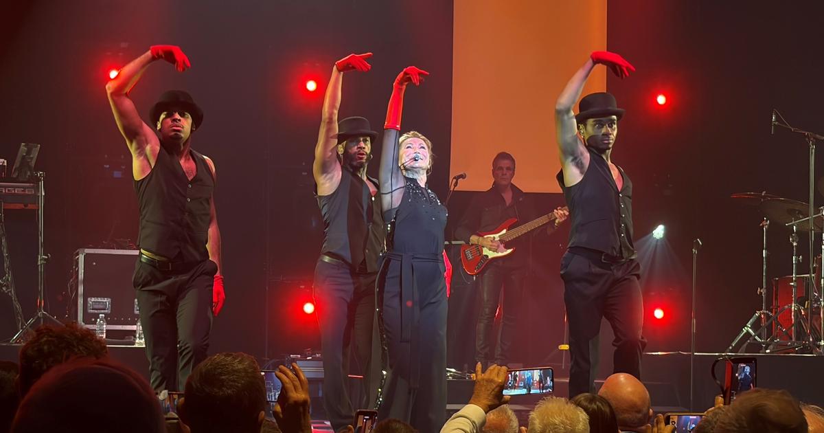 Sheila, show girl parfaite, célèbre ses 80 ans à Paris devant un public conquis