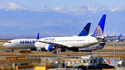 Des avions de la compagnie américaine United Airlines stationnent à l'aéroport de Denver (Colorado), le 8 novembre 2025. (MICHAEL CIAGLO / GETTY IMAGES NORTH AMERICA / AFP)