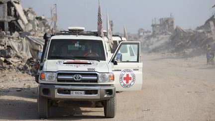 Des représentants du Comité international de la Croix-Rouge (CICR) dans le quartier de Zeitoun, dans la bande de Gaza, le 13 novembre 2025. (KHAMES ALREFI / ANADOLU / AFP)