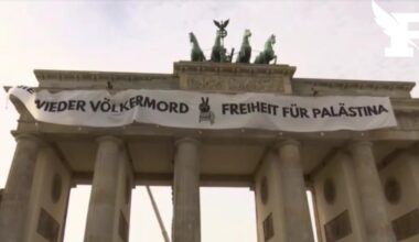 des militants propalestiniens déploient une banderole sur la Porte de Brandebourg à Berlin