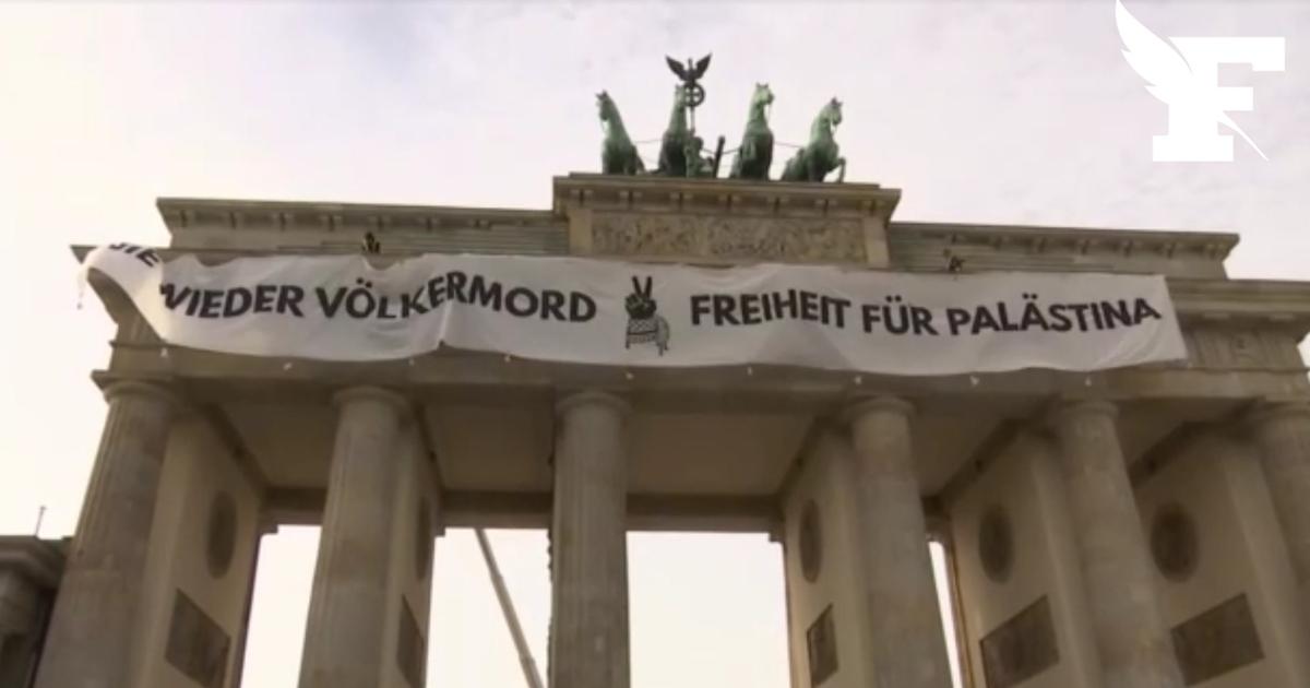 des militants propalestiniens déploient une banderole sur la Porte de Brandebourg à Berlin