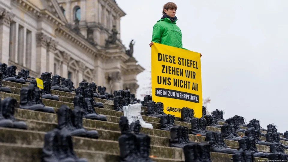"Non à la conscription" - Manifestation de Greenpeace devant le Reichstag<span class="copyright">Michael Kappeler/dpa/picture alliance</span>