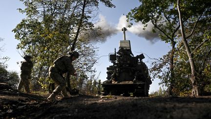 Des soldats ukrainiens dans la région de Zaporijjia, le 13 septembre 2025. (DMYTRO SMOLIENKO / NURPHOTO / AFP)