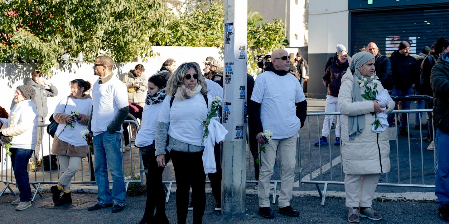 EN DIRECT, hommage à Mehdi Kessaci, assassiné à Marseille : Amine Kessaci et sa famille sont arrivés au rond-point, lieu du rassemblement - Le Monde.fr