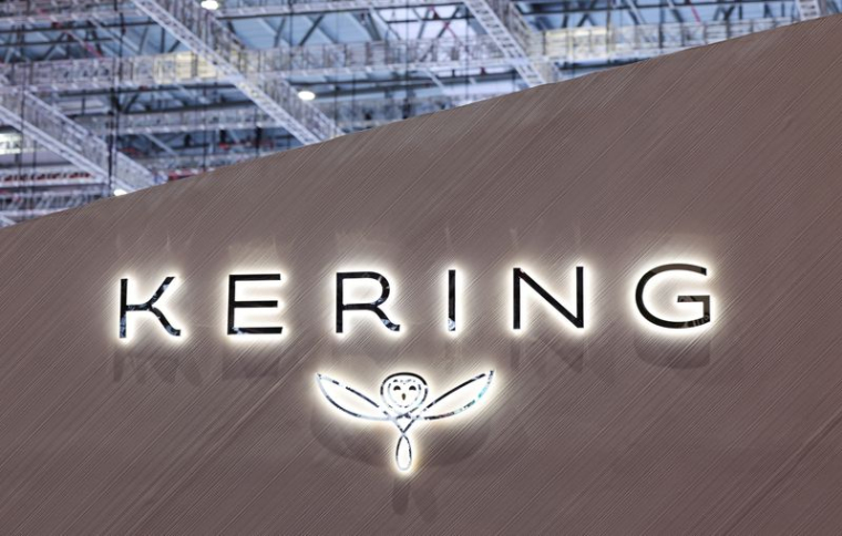 Un logo de Kering est exposé sur le stand de l'entreprise au site de la 8e Exposition internationale d'importation de Chine (CIIE) à Shanghaï