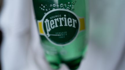 L'UFC-Que choisir arguait que la microfiltration utilisée par Nestlé sur ses eaux Perrier faisait que celles-ci ne pouvaient plus prétendre à l'appellation "eau minérale naturelle". (FELICE ROSA / HANS LUCAS / AFP)