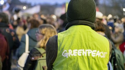 Un militant de Greenpeace à Poitiers (Vienne), le 25 mars 2025. (JEAN-FRANCOIS FORT / HANS LUCAS / AFP)